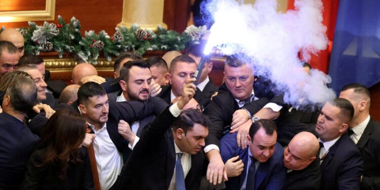 Kamerleden in Albanië gooien vuurpijlen en water naar voorzitter van parlement