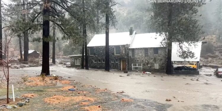Noodtoestand in Los Angeles: hevige regenval zorgt voor chaos (foto’s)