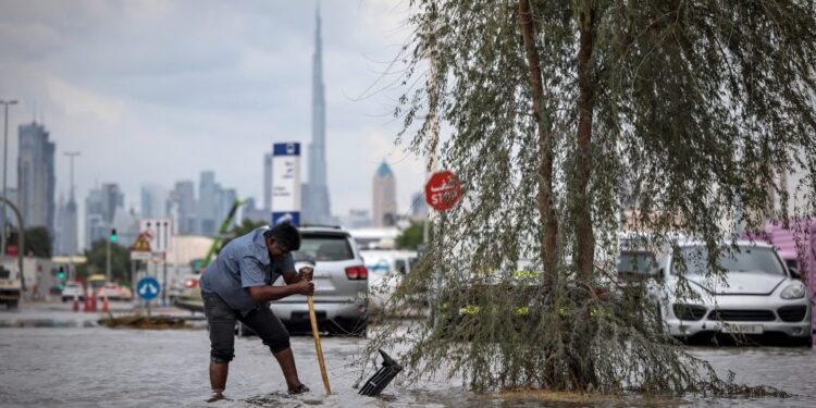 Overstromingen en vertragingen door storm in VAE