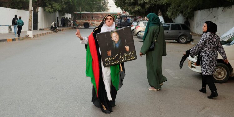 Imran Khan gestraft voor verbranden sieraden Mohammed bin Salman