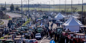 Boerenfront gaat in dialoog met regering: 18 blokken stemmen voor.