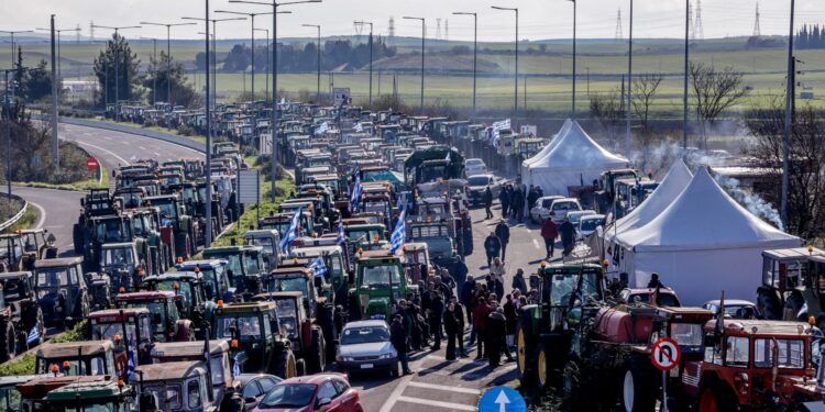 Boerenfront gaat in dialoog met regering: 18 blokken stemmen voor.