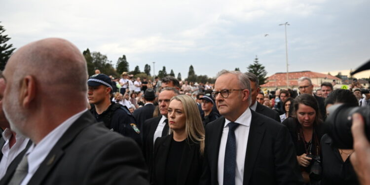 Premier Australië uitgejouwd bij herdenking aanval Bodai Beach