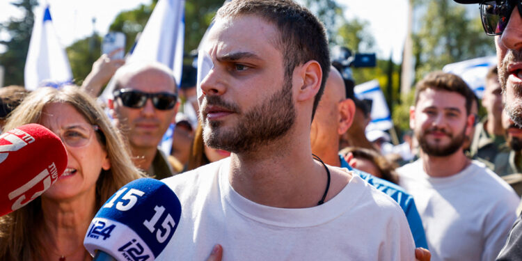 Hellish ordeal: Israëlische Hamas-gijzelaar vertelt twee jaar van horror