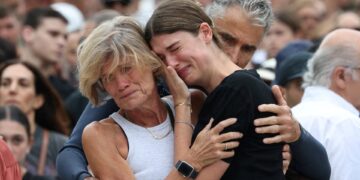 Overlevenden van de Holocaust en nieuwe ouders van kinderen op Bondi Beach