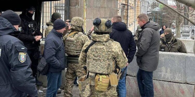 Inval in Oekraïense overheidsgebouwen na vertrek Zelenski naar VS