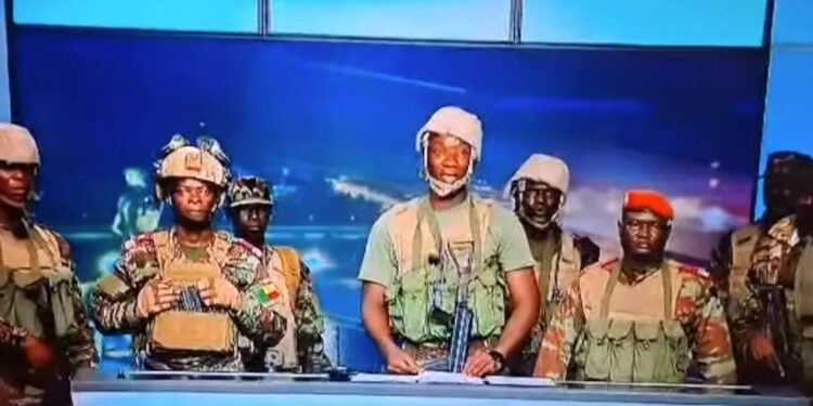 Soldaten in Benin kondigen omverwerping president en ‘katoenkoning’ live aan