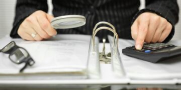 Interne Zaken: AADE houdt medewerkers in het vizier