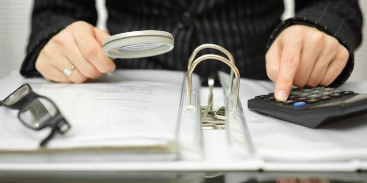 Interne Zaken: AADE houdt medewerkers in het vizier