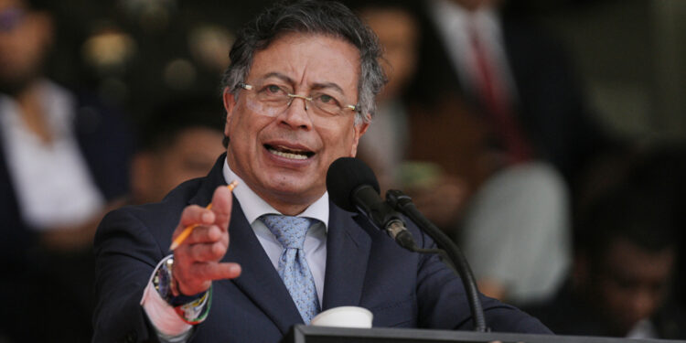 Colombiaanse president stelt amnestie en overgangsregering voor politieke crisis