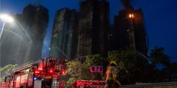 Hong Kong: 159 doden bij brand in wolkenkrabbers, 6 gearresteerd