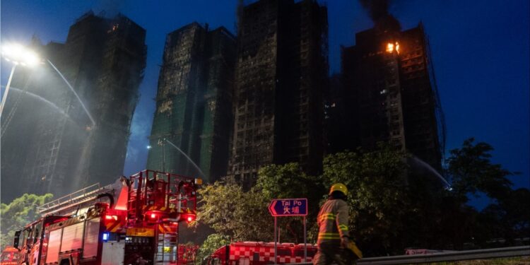 Hong Kong: 159 doden bij brand in wolkenkrabbers, 6 gearresteerd