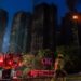 Hong Kong: 159 doden bij brand in wolkenkrabbers, 6 gearresteerd