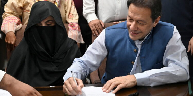 Voormalig premier Imran Khan en vrouw veroordeeld tot 17 jaar cel