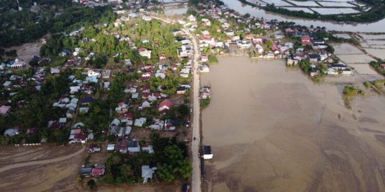Verwoestende overstromingen eisen honderden levens in Indonesië