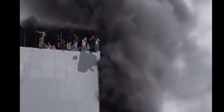 Grote brand in zeven verdiepingen tellend gebouw Jakarta eist 17 levens