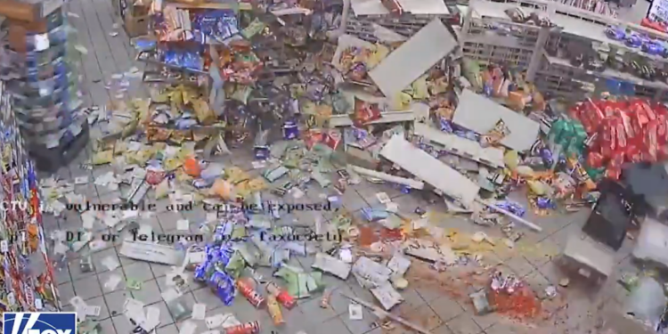 Dieven plunderen winkel met geldautomaat aan auto vastgebonden