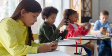 Frankrijk blokkeert sociale media voor kinderen onder 15 jaar vanaf volgend schooljaar