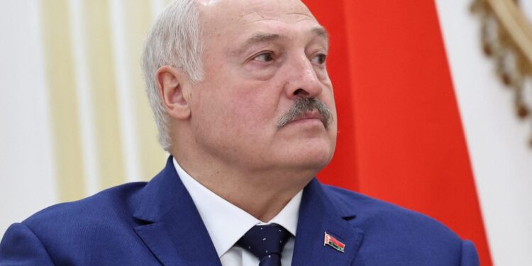 123 gevangenen, waaronder activist Ales Bialiatsk, vrijgelaten in Wit-Rusland