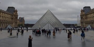 Werknemers Louvre Museum staken vanwege verlating en slechte omstandigheden