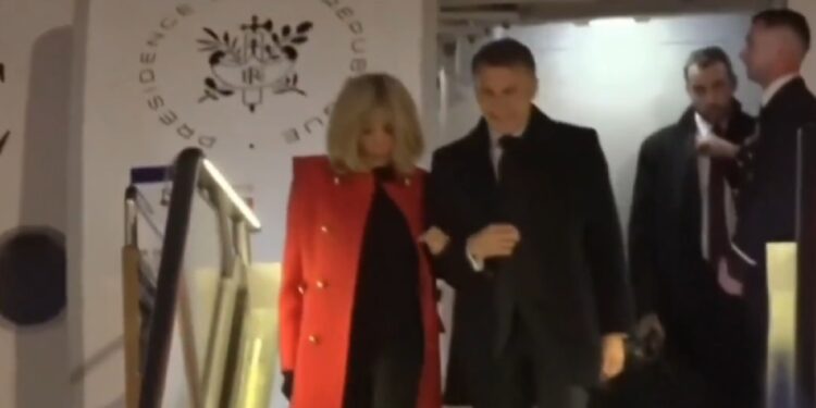 Macron en Brigitte in Peking voor ontmoeting met Xi Jinping