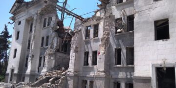 Moskou russificeert Marioepol met opening theater.