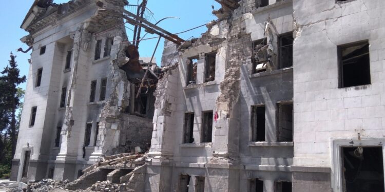 Moskou russificeert Marioepol met opening theater.