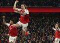 Arsenal wint penaltythriller en ontmoet Chelsea in halve finale League Cup