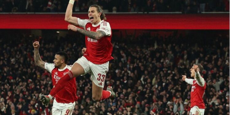 Arsenal wint penaltythriller en ontmoet Chelsea in halve finale League Cup