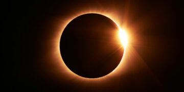 De Gouden Eeuw van Verduisteringen: Bloedmaan, Ring van Vuur en Totale Zonsverduistering in 2026