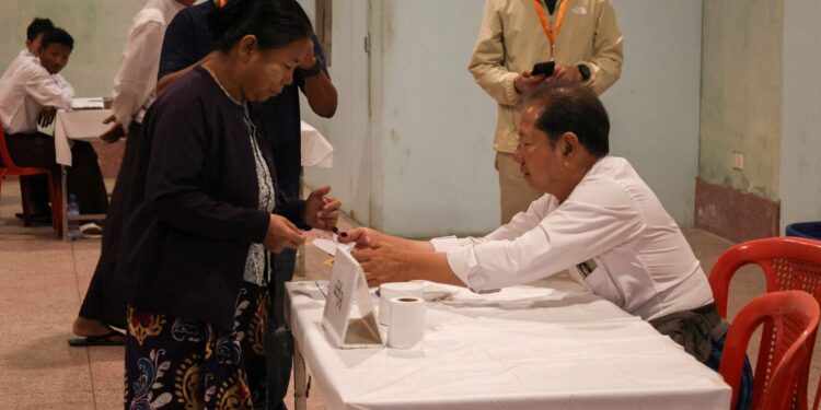 Spanning en onzekerheid tijdens historische verkiezingen in Myanmar