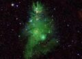 Een kosmische kerstboom: feestelijke verlichting in de ruimte