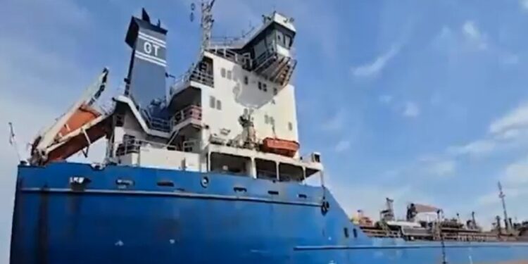 Bemanningsleden in hechtenis na inbeslagname tanker in Golf van Oman