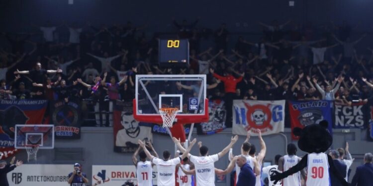 Supporters Panionios vastgehouden in Turks ziekenhuis: telefoons en paspoorten afgenomen.