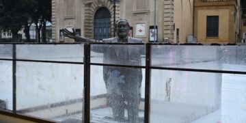 Familie Pavarotti geschokt door ijsbaan rond standbeeld in Italië