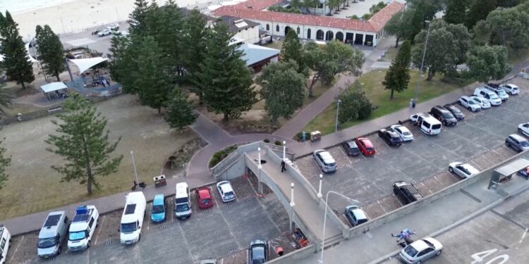 Aanslag op Bondi Beach: Aanvallers schieten op brug – Dronebeelden tonen incident
