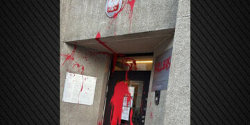 Rode verf en “moordenaars” op Poolse consulaat in Brussel