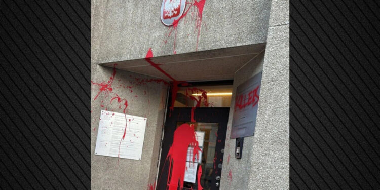 Rode verf en “moordenaars” op Poolse consulaat in Brussel