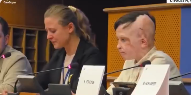 Het laatste afscheid: 11-jarige Roman uit Oekraïne wordt tolk in Straatsburg