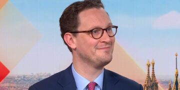 Darren Jones verdedigt Rachel Reeves tegen beschuldigingen van misleiding kabinet over belastingverhogingen.