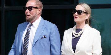 Voormalig Labour-politicus Derek Hatton en vrouw ontkennen wangedrag in ambt.