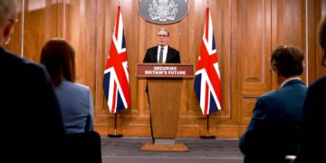 Sir Keir Starmer en ministers houden regelmatige persconferenties in radicale communicatieverandering.