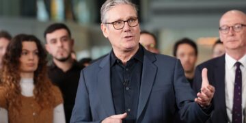 Starmer waarschuwt voor ‘verloren decennium voor kinderen’ – bij lancering 10-jaren jeugdplan