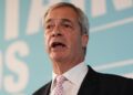 Nigel Farage woest op BBC vanwege beschuldigingen van racisme op school