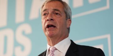 Nigel Farage woest op BBC vanwege beschuldigingen van racisme op school