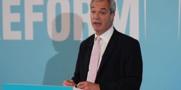 Farage zong antisemitische liedjes voor Joodse klasgenoten, oud-leerling beweert.