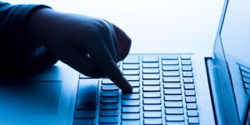 Pornoprovider beboet met £1m door Ofcom vanwege nieuwe online veiligheidsregels