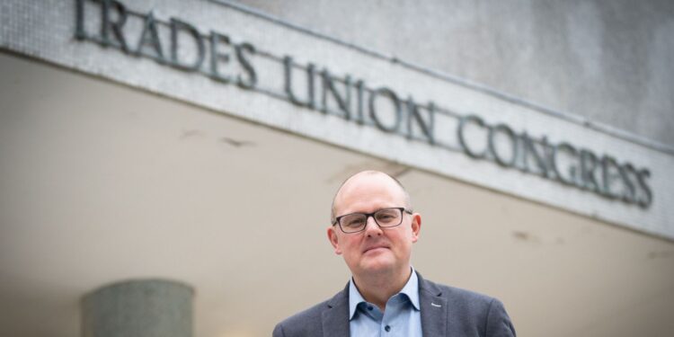 Steun voor werkers op Kerstdag, inclusief geestelijken, zegt vakbondsleider.