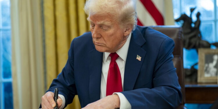 Democraten waarschuwen Trump voor terugroepen ambassadeurs: “draai het terug”