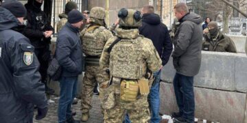 Beschuldigingen van steekpenningen en invallen bij overheidsgebouwen in Oekraïne